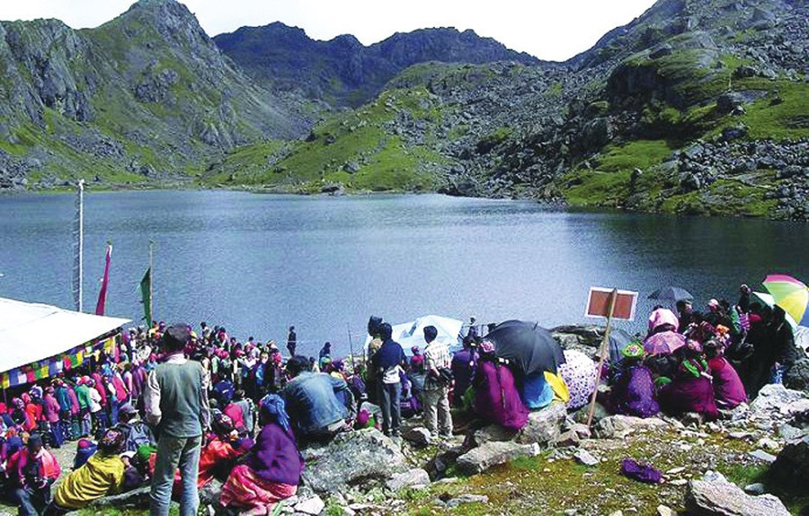 गोसाइँकुण्डका तीर्थयात्री फर्किन थाले