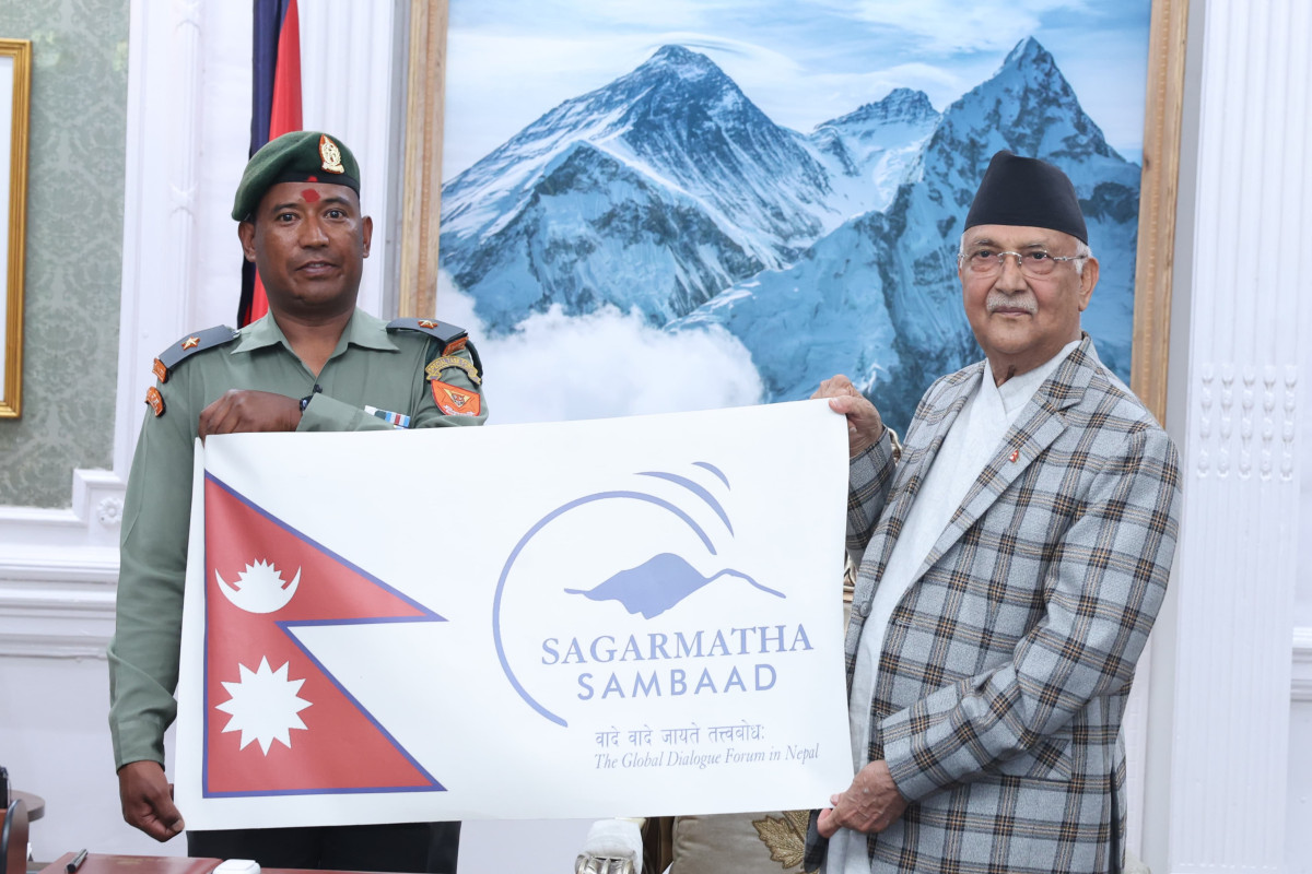 सगरमाथा चढ्ने तयारीमा रहेका असइ छत्याललाई प्रधानमन्त्रीले गरे बिदाइ
