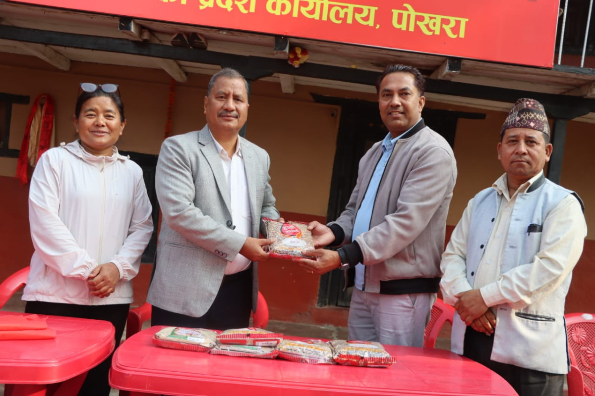 कोसिली उद्योगद्वारा विप्लवलाई खाजा सामग्री हस्तान्तरण