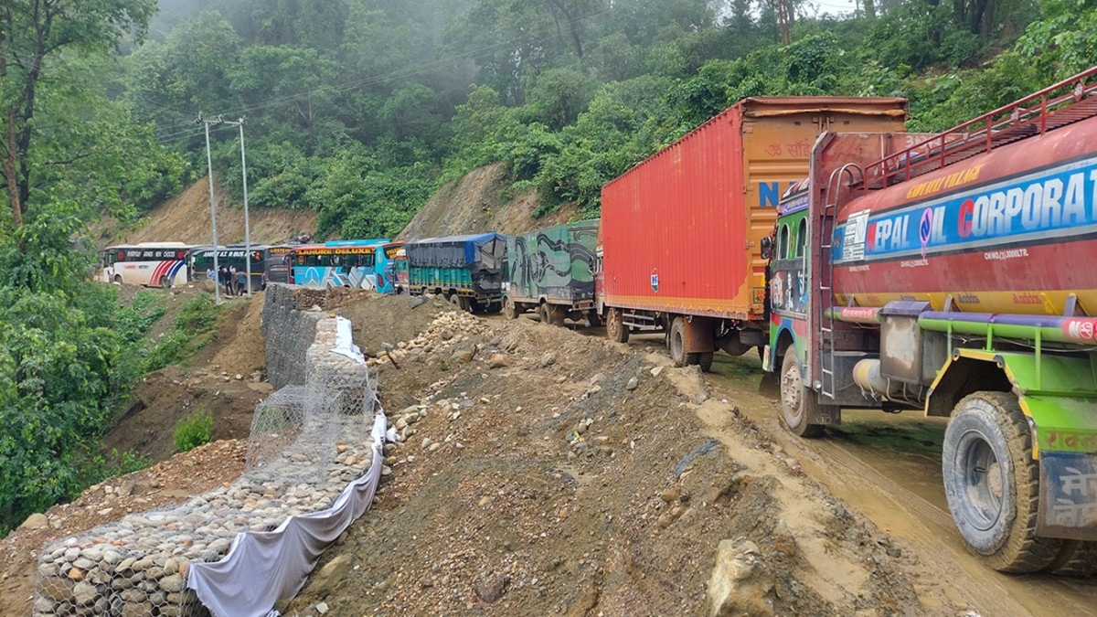 दाउन्ने सडक एक वर्षमै ६३ पटक बन्द