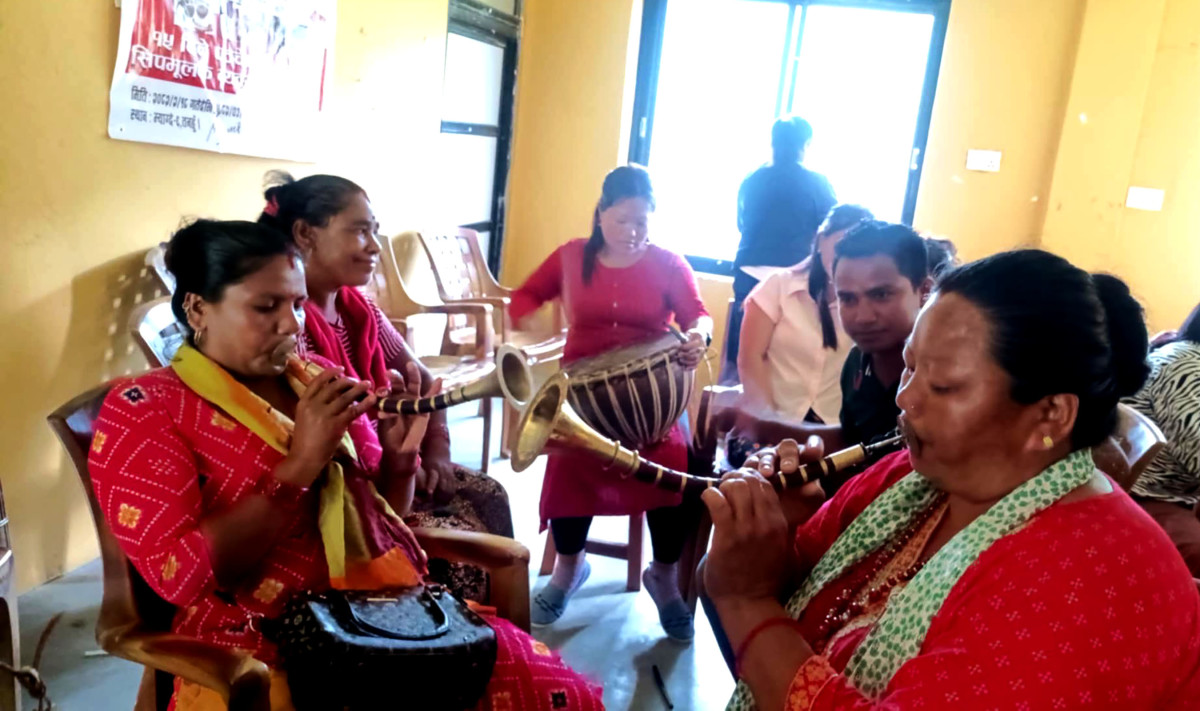 संस्कृति संरक्षण गर्न पञ्चेबाजा सिक्दै महिला
