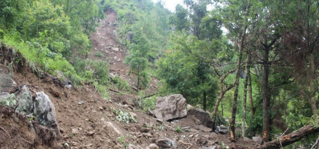 पहिरोले अरनिको राजमार्ग बन्द