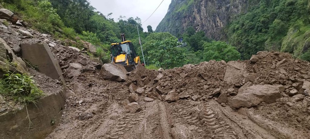 पासाङल्हामु राजमार्ग अवरुद्ध, चार ठाउँमा पहिरो