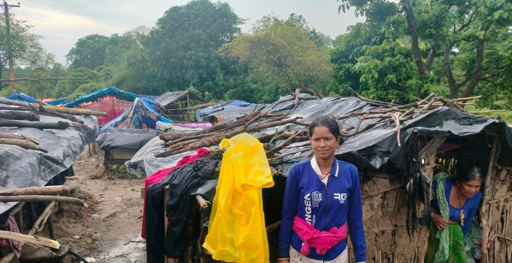 बाढीको जोखिमले राजमार्ग छेउ बस्न बाध्य वनहराका भूमिहीन