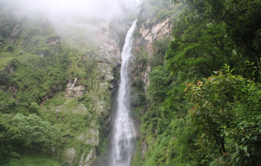ओझेलमा ढङ्ढङ्गे झरना