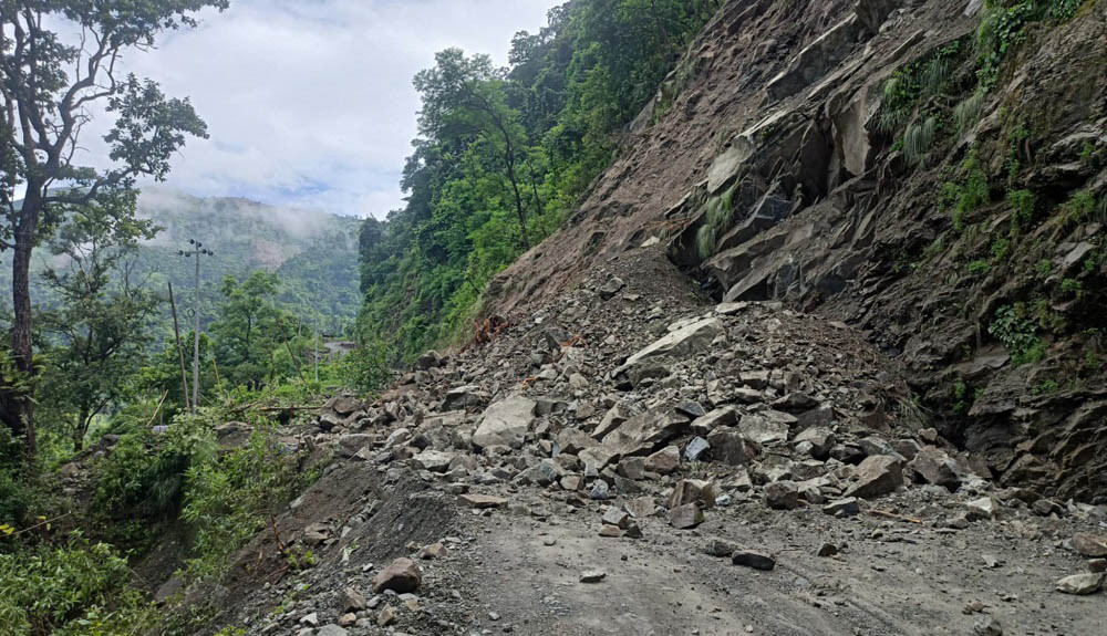 खोड्पे बझाङ सडक खण्ड पुर्ण रुपमा अवरुद्ध