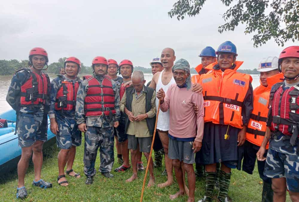 बबई नदीको बीचमा फसेका दुई जनाको सकुशल उद्वार