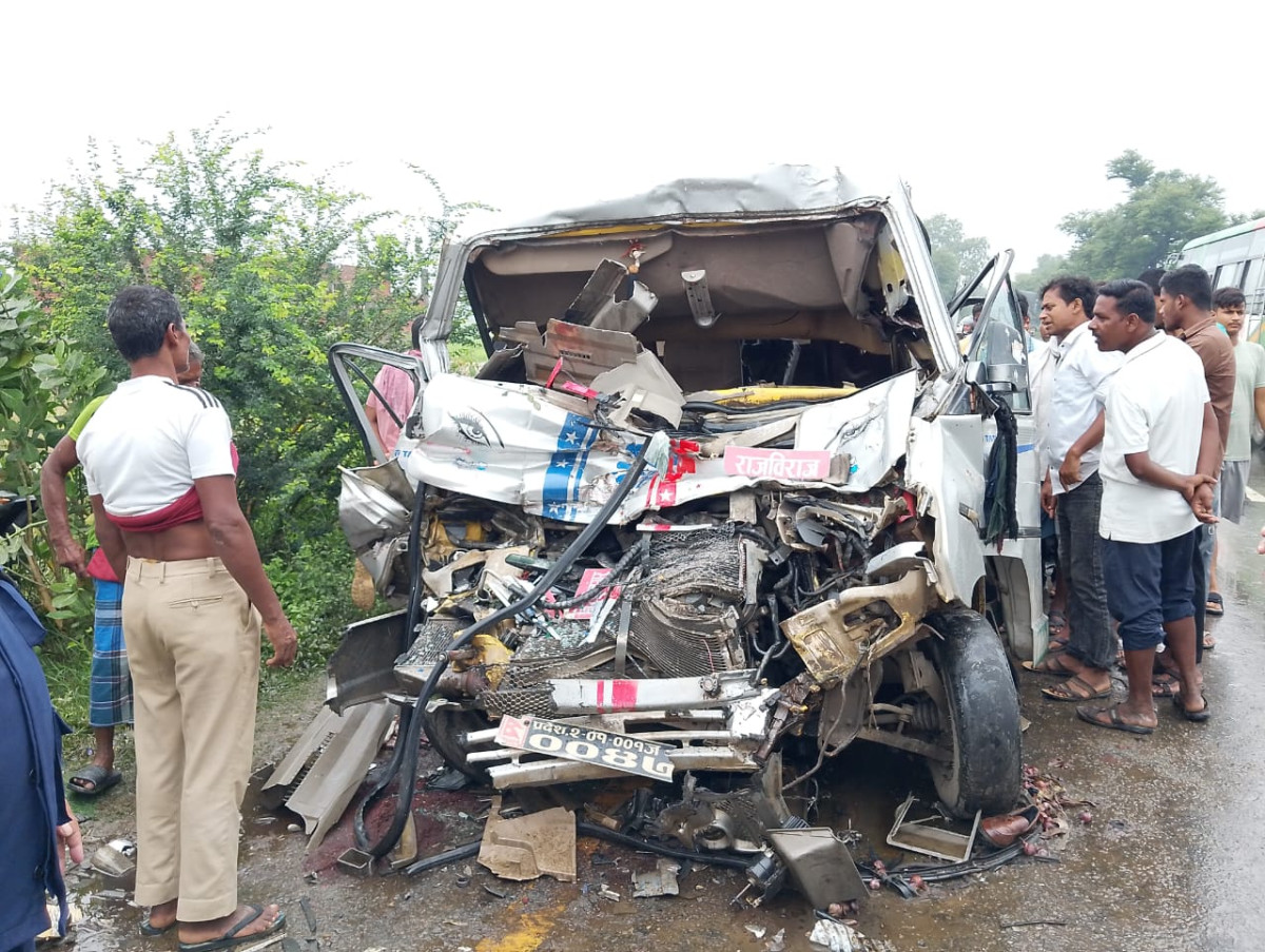 दुई सवारी साधन एकपासमा ठोक्किँदा तीनको मृत्यु, १५ जना घाइते
