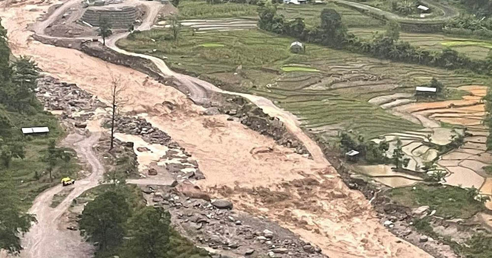 हेवाखोलाको बाढीले डाईभर्सनमा क्षति, मेची राजमार्ग अवरुद्ध